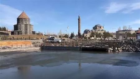 Kars Çayı gece donuyor, gündüz çözülüyor