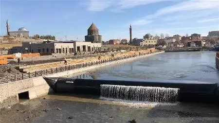 Kars Çayı gece donuyor, gündüz çözülüyor