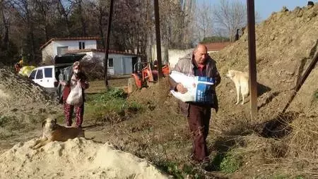 Kısıtlamaya rağmen sokak hayvanlarının bakımını aksatmıyorlar Kısıtlamaya rağmen sokak hayvanlarının bakımını aksatmıyorlar
