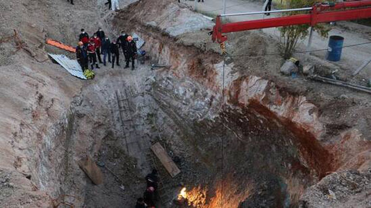 Adana'da kuyu çöktü, toprak altında kalan 2 işçiden 1'i öldü