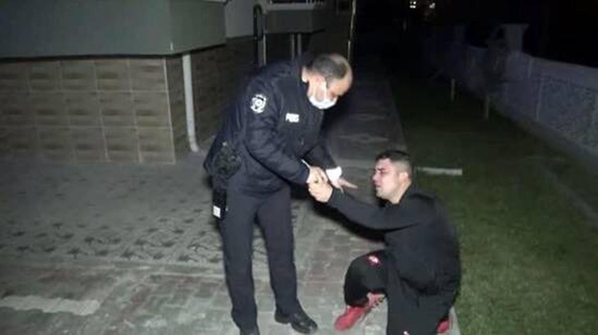 Polisin elini tutup ağlayarak yalvaran genç: Beni babamın mezarına götürün