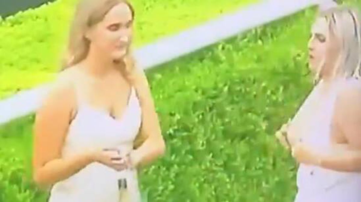 At yarışı izlemeye gelen seyirci, jokey önünden geçerken göğüslerini açtı