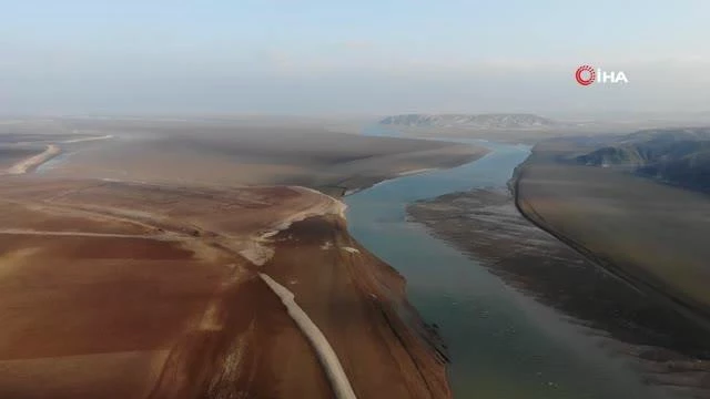 Elazığ'da sular çekildi barajı besleyen koca nehir dereye döndü