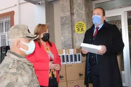 Şırnak'ta ihtiyaç sahibi 2 bin 600 öğrenciye tablet dağıtımı başladı