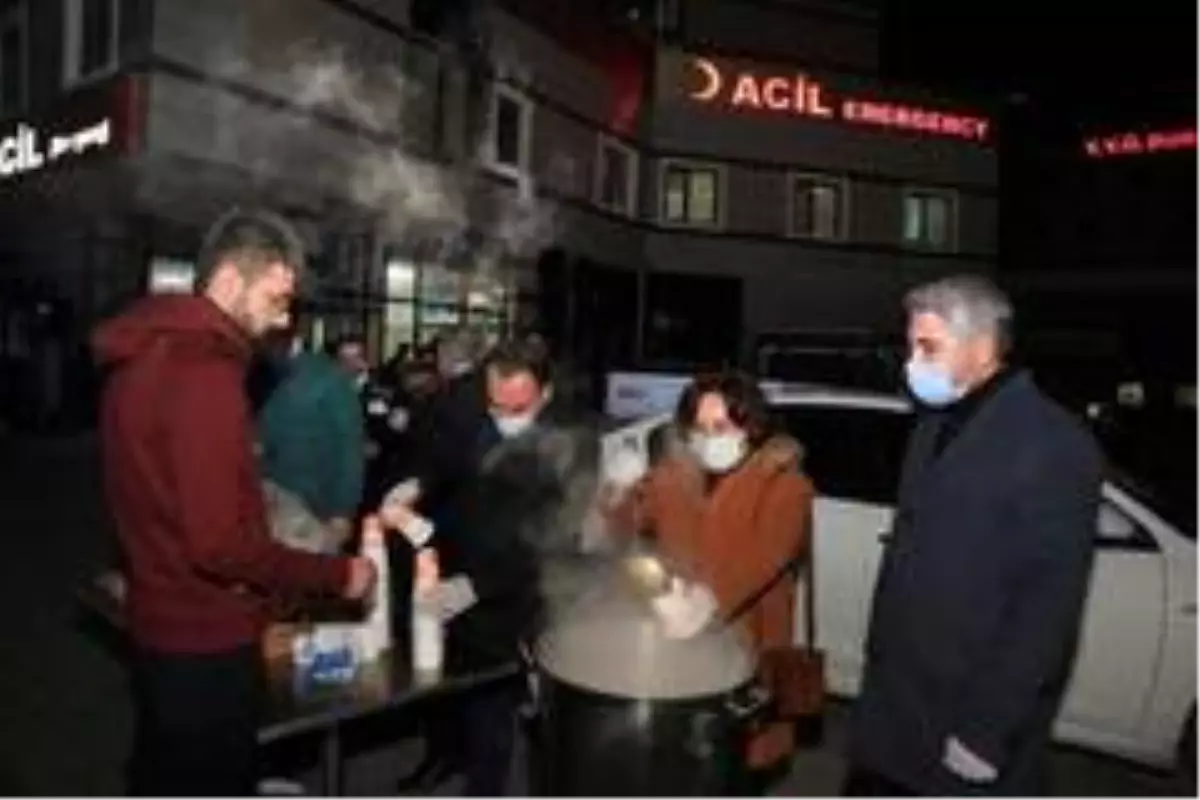 Tuşba Belediyesinden sağlık ve güvenlik çalışanlarına sıcak çorba ikramı
