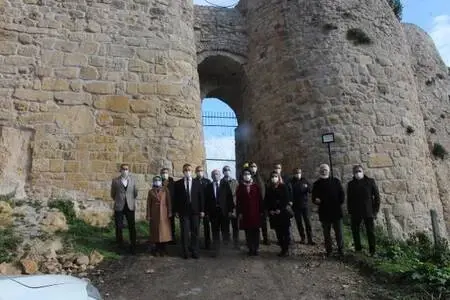 Ünye Kalesi'nin dehlizlerinde sikke, çömlek ve gülleler bulundu