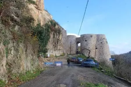 Ünye Kalesi'nin dehlizlerinde sikke, çömlek ve gülleler bulundu