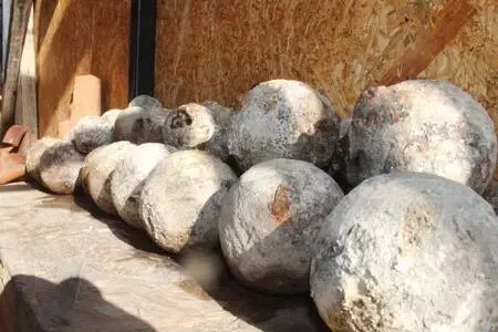 Ünye Kalesi'nin dehlizlerinde sikke, çömlek ve gülleler bulundu