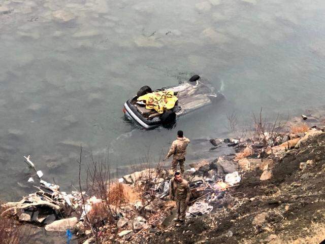 40 metre takla atan araç Habur Çayına uçtu; bir aile yok oldu