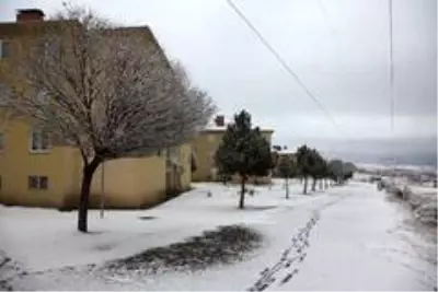 Ahlat'ta mevsimin ilk karı yağdı Ahlat'ta mevsimin ilk karı yağdı