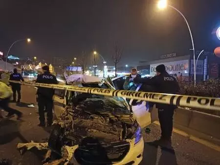 Alkollü sürücü ekmek yüklü kamyonete çarptı: 2 ölü, 2 yaralı Alkollü sürücü ekmek yüklü kamyonete çarptı: 2 ölü, 2 yaralı