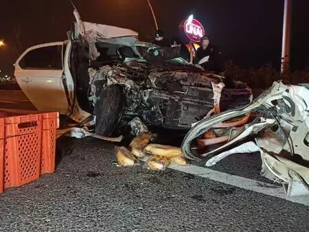 Alkollü sürücü ekmek yüklü kamyonete çarptı: 2 ölü, 2 yaralı Alkollü sürücü ekmek yüklü kamyonete çarptı: 2 ölü, 2 yaralı