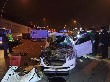 Alkollü sürücü ekmek yüklü kamyonete çarptı: 2 ölü, 2 yaralı Alkollü sürücü ekmek yüklü kamyonete çarptı: 2 ölü, 2 yaralı