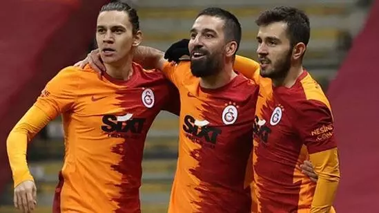 Arda Turan, Galatasaray'da 10 yıl sonra ilk iç saha golünü attı Arda Turan, Galatasaray'da 10 yıl sonra ilk iç saha golünü attı