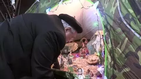 Batı Şeria'daki Hristiyan din adamı, yılbaşı hazırlıklarında Filistinlilerin sıkıntılarına dikkati çekiyor Batı Şeria'daki Hristiyan din adamı, yılbaşı hazırlıklarında Filistinlilerin sıkıntılarına dikkati çekiyor