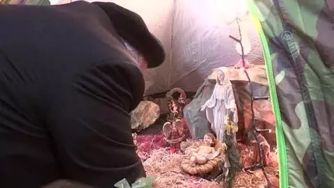 Batı Şeria'daki Hristiyan din adamı, yılbaşı hazırlıklarında Filistinlilerin sıkıntılarına dikkati çekiyor Batı Şeria'daki Hristiyan din adamı, yılbaşı hazırlıklarında Filistinlilerin sıkıntılarına dikkati çekiyor
