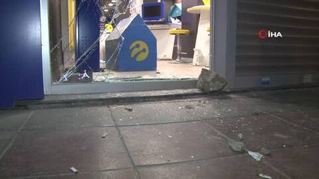 İzmir'de 3 bisikletli hırsız iş yerinden 25 cep telefonu çaldı
