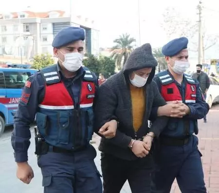 Boğazına bıçak dayayıp genç turiste cinsel tacizde bulunan sapık, tutuklandı Boğazına bıçak dayayıp genç turiste cinsel tacizde bulunan sapık, tutuklandı
