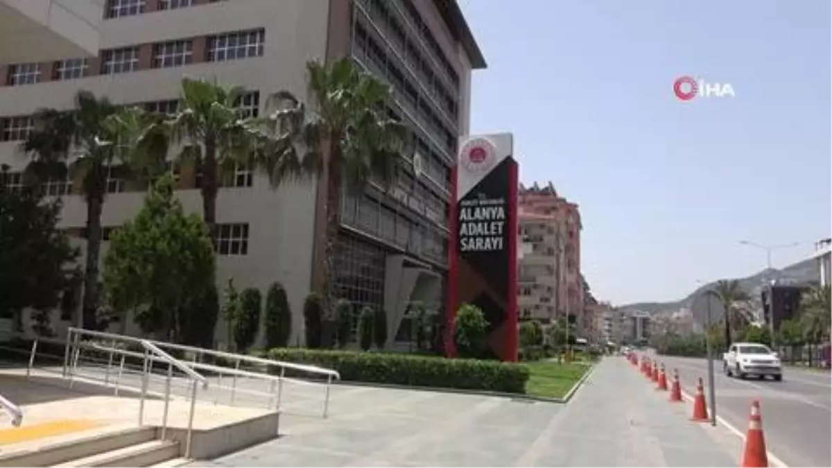 Boğazına bıçak dayadığı Rus turiste cinsel tacizde bulunup gasp etti