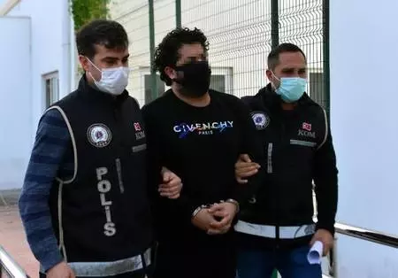 Ceyhan Belediyesi'ne 'rüşvet' operasyonunda gözaltındaki 23 şüpheli, sağlık kontrolünden geçirildi Ceyhan Belediyesi'ne 'rüşvet' operasyonunda gözaltındaki 23 şüpheli, sağlık kontrolünden geçirildi