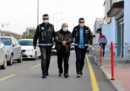 Ceyhan Belediyesi'ne 'rüşvet' operasyonunda gözaltındaki 23 şüpheli, sağlık kontrolünden geçirildi Ceyhan Belediyesi'ne 'rüşvet' operasyonunda gözaltındaki 23 şüpheli, sağlık kontrolünden geçirildi