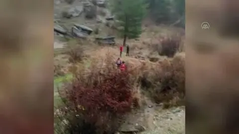 Düzensiz göçmenleri taşıyan minibüs devrildi: 1 ölü, 6 yaralı Düzensiz göçmenleri taşıyan minibüs devrildi: 1 ölü, 6 yaralı