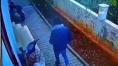 Son dakika haberi | Elektrikli bisiklet hırsızı kamerada: 'Şarjı da azdı' Son dakika haberi | Elektrikli bisiklet hırsızı kamerada: 'Şarjı da azdı'
