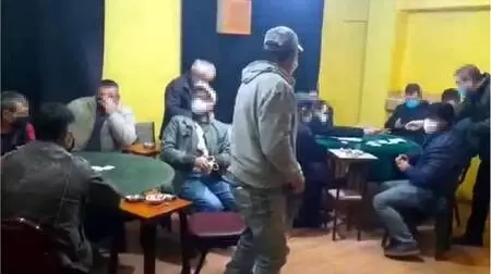 Eski dernek binasında kumar oynarken yakalanan 25 kişiye 78 bin 750 lira ceza Eski dernek binasında kumar oynarken yakalanan 25 kişiye 78 bin 750 lira ceza