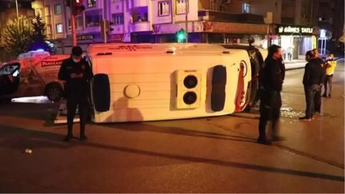 GAZİANTEP - Ambulans ile hafif ticari araç çarpıştı: 4 yaralı
