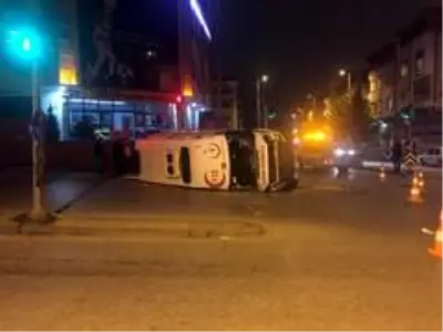 Hasta almaya giden ambulans kaza yaptı: 4 yaralı