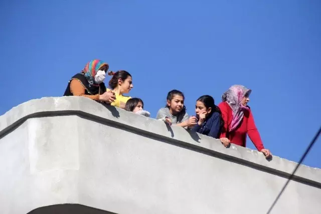 İntihara kalkışan genç saçını tarayarak poz verdi! İmamın 'Seni evereceğiz' vaadiyle ölümden vazgeçti İntihara kalkışan genç saçını tarayarak poz verdi! İmamın 'Seni evereceğiz' vaadiyle ölümden vazgeçti