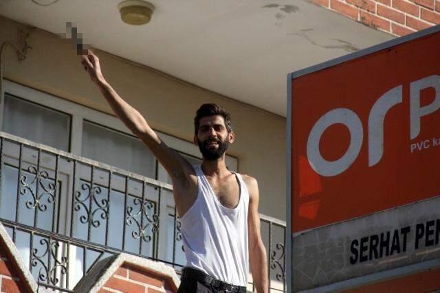 İntihara kalkışan genç saçını tarayarak poz verdi! İmamın 'Seni evereceğiz' vaadiyle ölümden vazgeçti İntihara kalkışan genç saçını tarayarak poz verdi! İmamın 'Seni evereceğiz' vaadiyle ölümden vazgeçti