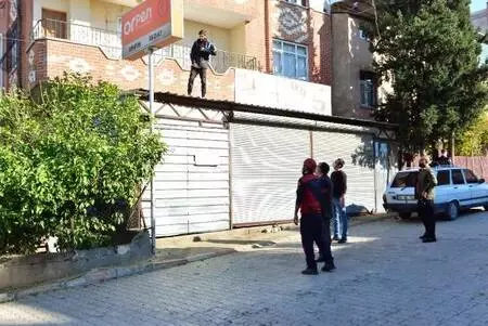 İntihara kalkışan genç saçını tarayıp poz verdi, 'Çekin babalar' dedi İntihara kalkışan genç saçını tarayıp poz verdi, 'Çekin babalar' dedi