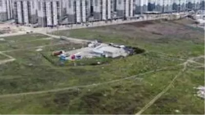 Milyonluk arazideki gecekondu kümesler toma ve çevik kuvvet eşliğinde yıkıldı Milyonluk arazideki gecekondu kümesler toma ve çevik kuvvet eşliğinde yıkıldı