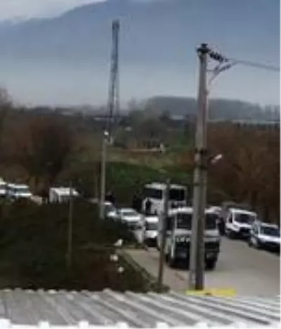 Milyonluk arazideki gecekondu kümesler toma ve çevik kuvvet eşliğinde yıkıldı Milyonluk arazideki gecekondu kümesler toma ve çevik kuvvet eşliğinde yıkıldı