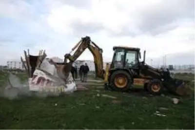 Milyonluk arazideki gecekondu kümesler toma ve çevik kuvvet eşliğinde yıkıldı Milyonluk arazideki gecekondu kümesler toma ve çevik kuvvet eşliğinde yıkıldı