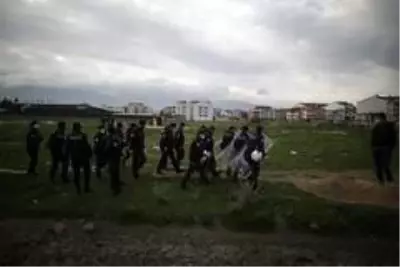 Milyonluk arazideki gecekondu kümesler toma ve çevik kuvvet eşliğinde yıkıldı Milyonluk arazideki gecekondu kümesler toma ve çevik kuvvet eşliğinde yıkıldı