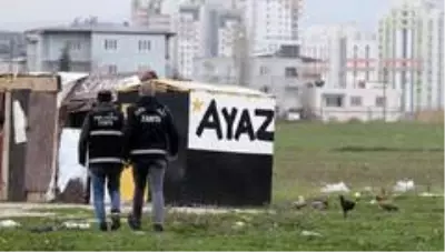 Milyonluk arazideki gecekondu kümesler toma ve çevik kuvvet eşliğinde yıkıldı Milyonluk arazideki gecekondu kümesler toma ve çevik kuvvet eşliğinde yıkıldı