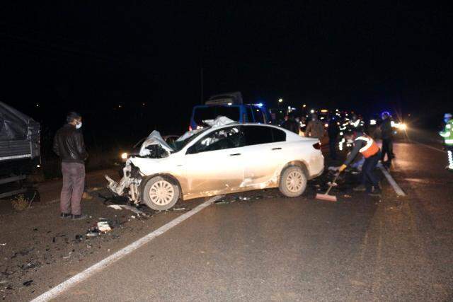 Otomobil, seyir halindeki kamyona arkadan çarptı: 3 ölü, 1 yaralı