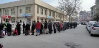 Pazarda ucu görünmeyen HES Kodu kuyruğu sosyal mesafe tanımadı