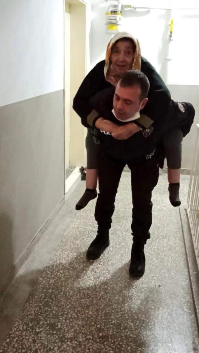Polisten gönülleri fetheden hareket! Yaşlı hastayı 5'inci kata kadar sırtında taşıdı