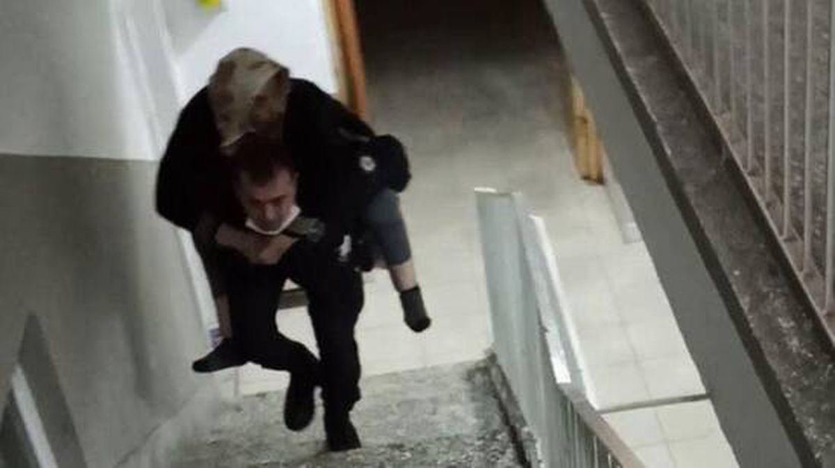 Polisten gönülleri fetheden hareket! Yaşlı hastayı 5'inci kata kadar sırtında taşıdı