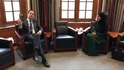 ROTTERDAM - Hollanda Başbakanı'ndan Türk asıllı öğrencinin yazdığı kitaba büyük ilgi ROTTERDAM - Hollanda Başbakanı'ndan Türk asıllı öğrencinin yazdığı kitaba büyük ilgi