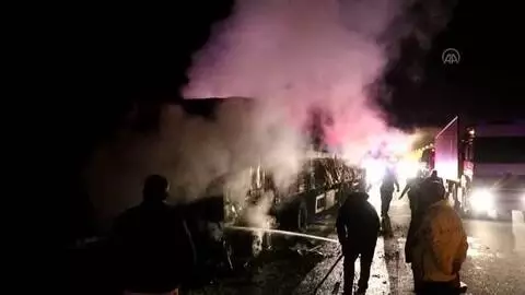Seyir halindeyken yanan tır kullanılamaz hale geldi Seyir halindeyken yanan tır kullanılamaz hale geldi