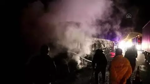 Seyir halindeyken yanan tır kullanılamaz hale geldi Seyir halindeyken yanan tır kullanılamaz hale geldi
