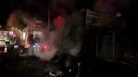 Seyir halindeyken yanan tır kullanılamaz hale geldi Seyir halindeyken yanan tır kullanılamaz hale geldi