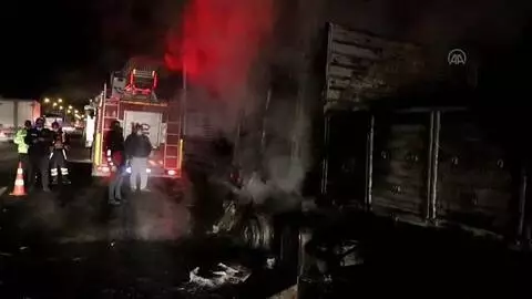 Seyir halindeyken yanan tır kullanılamaz hale geldi Seyir halindeyken yanan tır kullanılamaz hale geldi