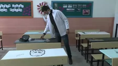 Sıralara çizilen resimlerle öğrencilerin yeteneklerini ortaya çıkaracaklar Sıralara çizilen resimlerle öğrencilerin yeteneklerini ortaya çıkaracaklar