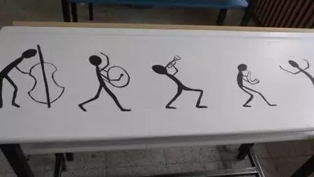 Sıralara çizilen resimlerle öğrencilerin yeteneklerini ortaya çıkaracaklar Sıralara çizilen resimlerle öğrencilerin yeteneklerini ortaya çıkaracaklar