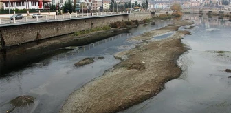 Su seviyesi azalan Yeşilırmak Nehri'nin rengi kirlilikten karardı